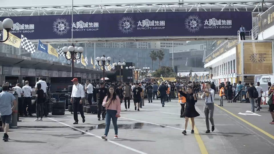 Farfus fährt im 18. BMW Art Car in Macau auf Rang vier...