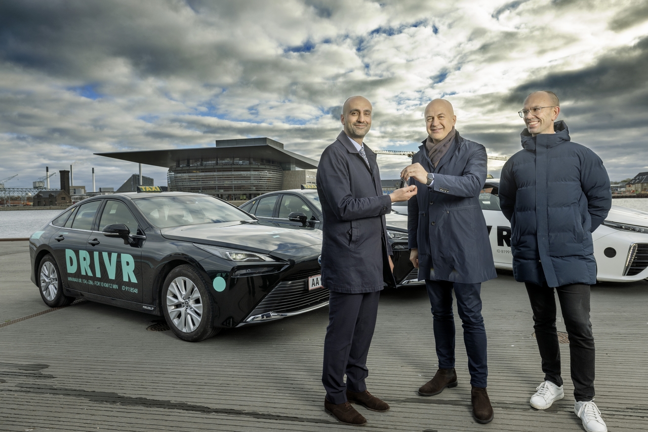 Toyota Mirai fährt als Taxi durch Kopenhagen.