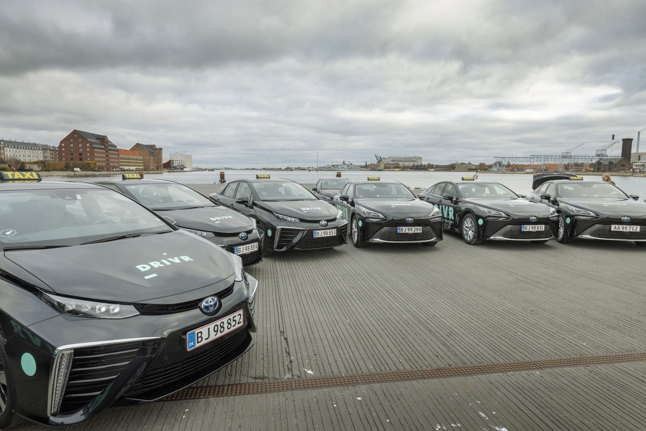 Toyota Mirai fährt als Taxi durch Kopenhagen.