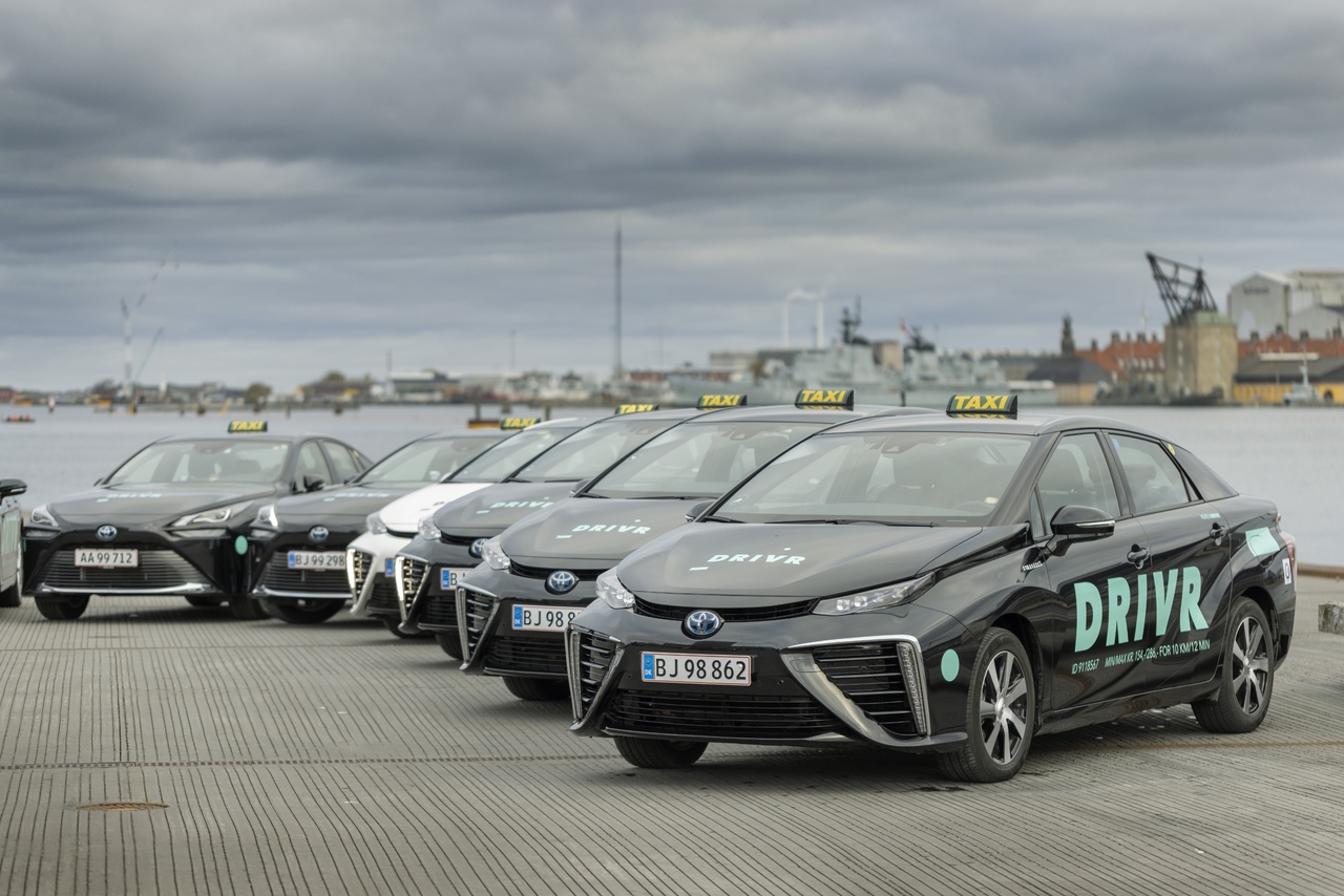 Toyota Mirai fährt als Taxi durch Kopenhagen.