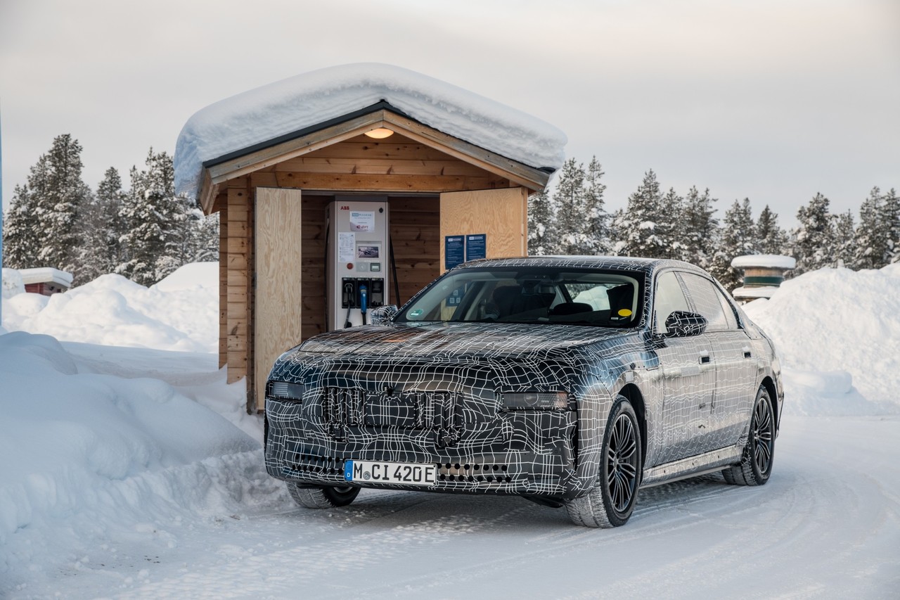 Härtetest auf Eis und Schnee: Der BMW i7 in der fahrdynamischen Erprobung am Polarkreis.