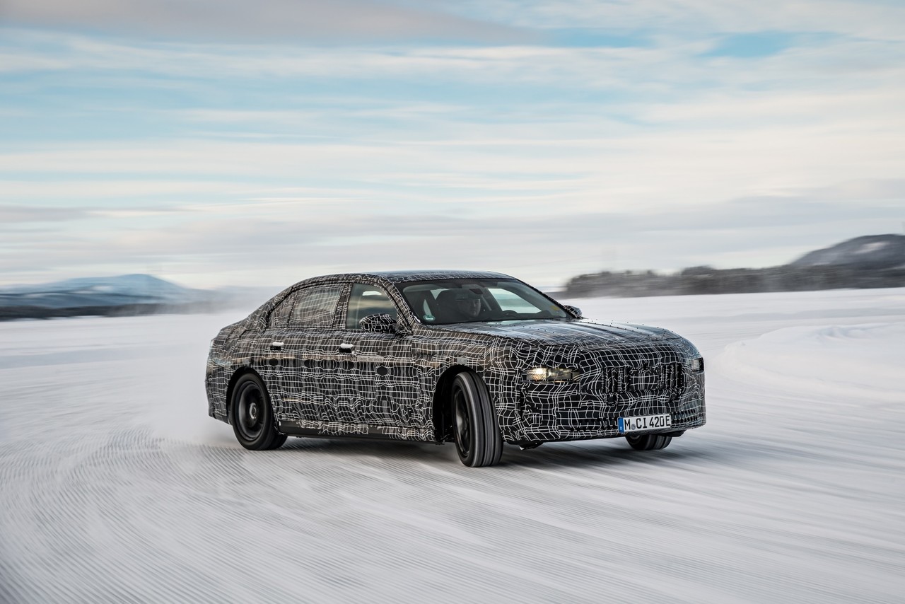 Härtetest auf Eis und Schnee: Der BMW i7 in der fahrdynamischen Erprobung am Polarkreis.