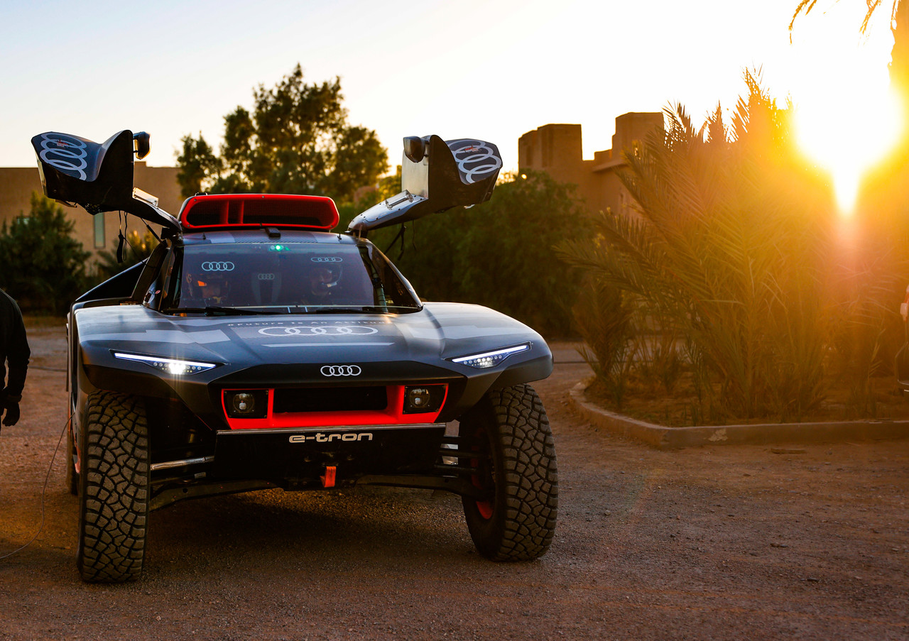 Hightech-Kontrollzentrum in der Wüste: das Cockpit des Audi RS Q e-tron für die Rallye Dakar.