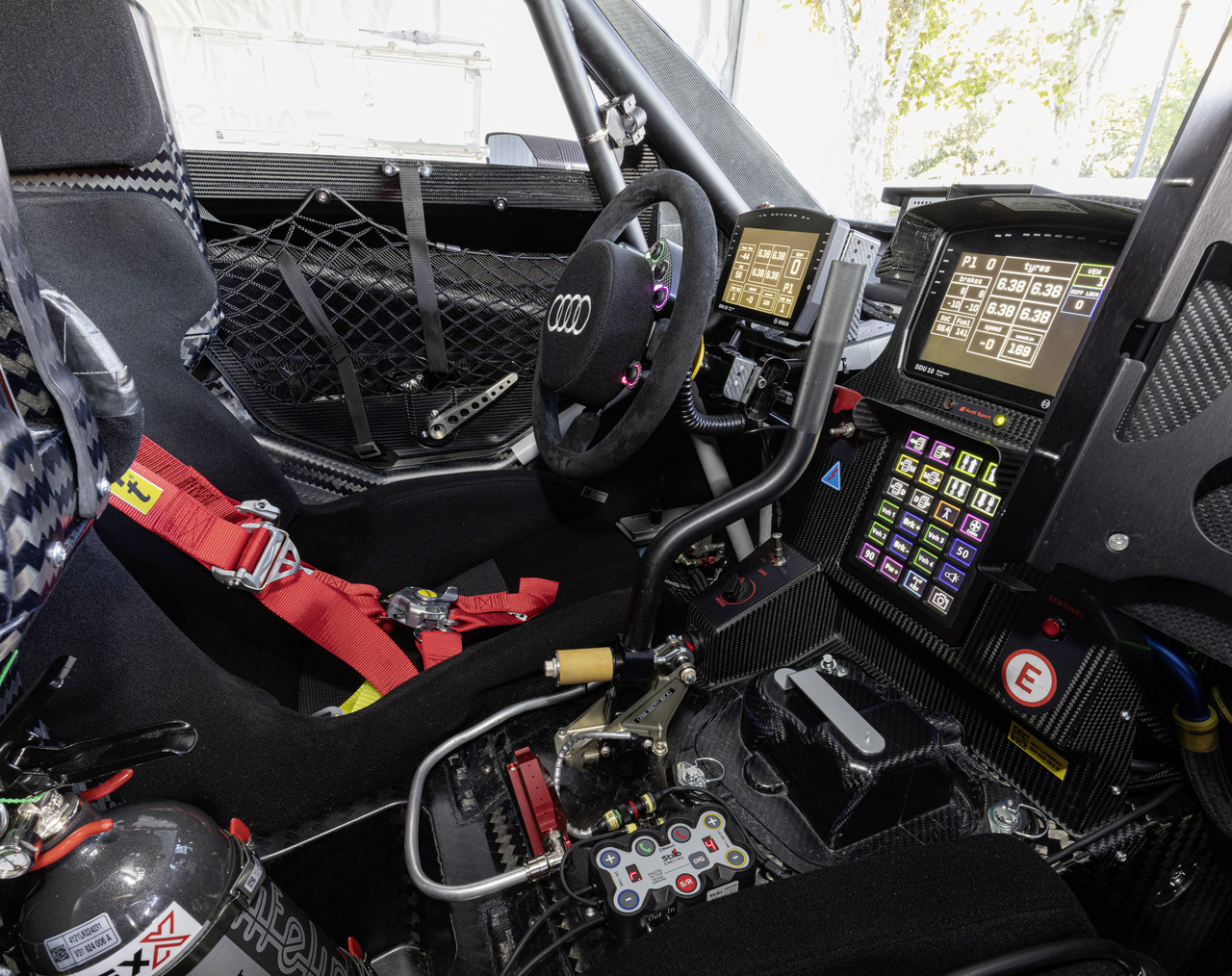 Hightech-Kontrollzentrum in der Wüste: das Cockpit des Audi RS Q e-tron für die Rallye Dakar.