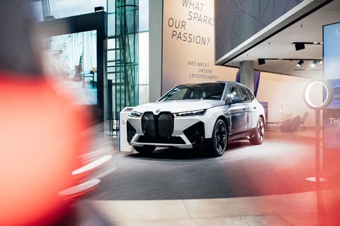 Von Las Vegas direkt nach München: Der BMW iX Flow featuring E Ink in der BMW Welt.