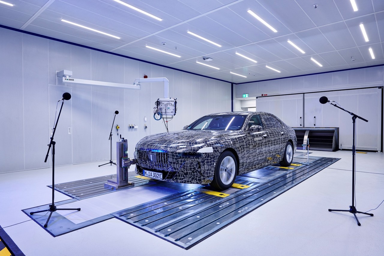 Wohlbefinden im Luxussegment: Der BMW i7 in der Akustikerprobung.