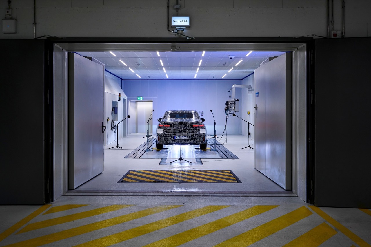 Wohlbefinden im Luxussegment: Der BMW i7 in der Akustikerprobung.