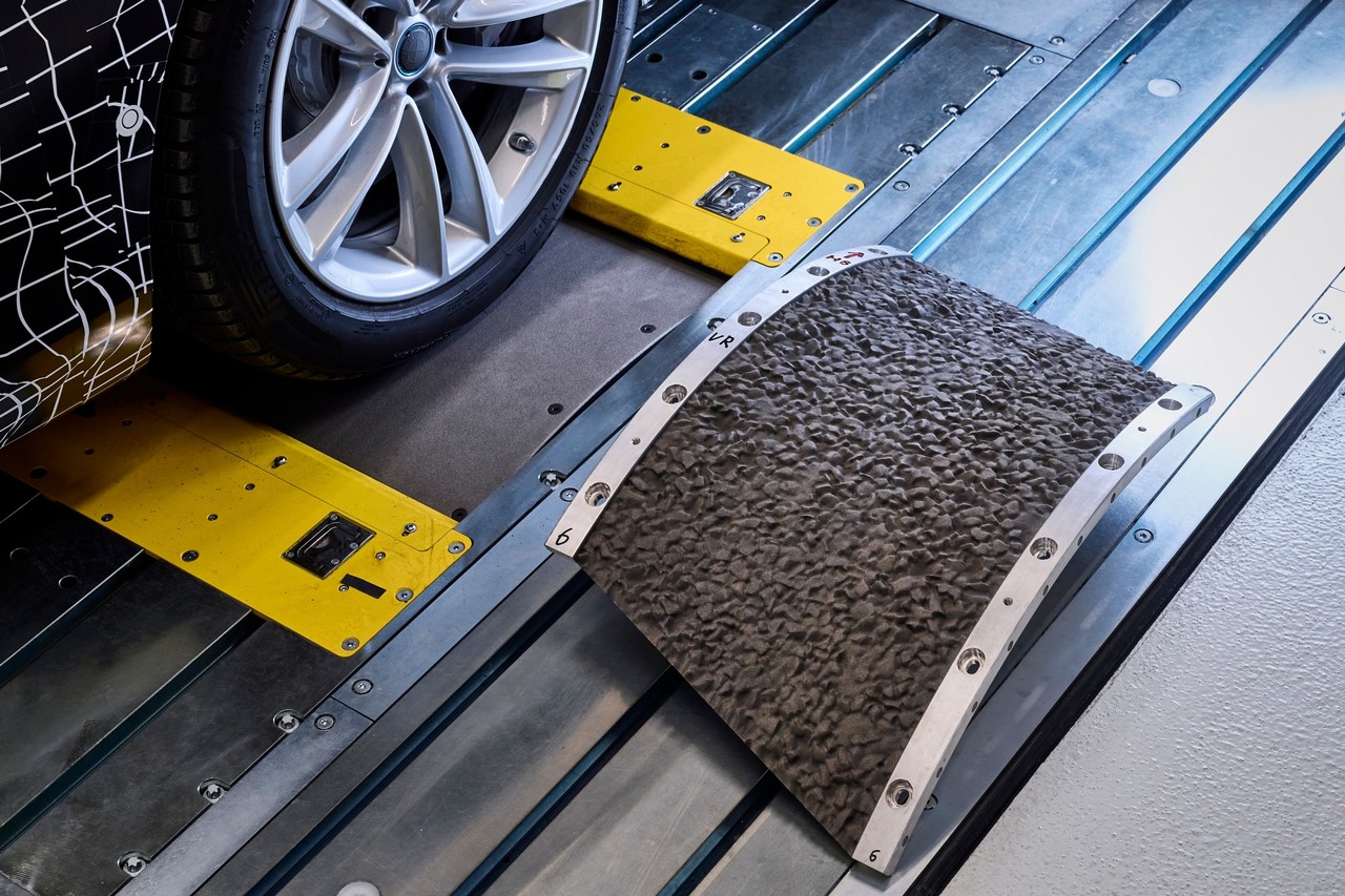Wohlbefinden im Luxussegment: Der BMW i7 in der Akustikerprobung.