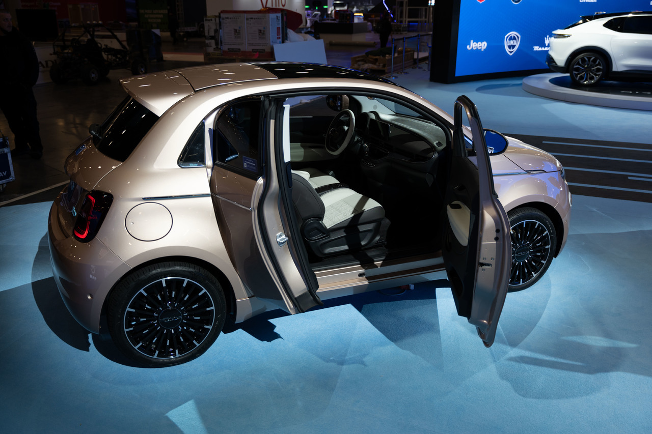 Neuer Fiat 500 vom Magazin GQ als „City Car 2022“ ausgezeichnet.