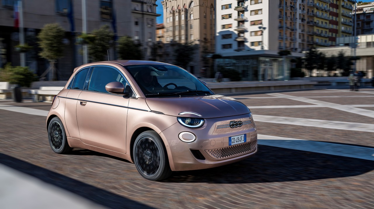 Neuer Fiat 500 vom Magazin GQ als „City Car 2022“ ausgezeichnet.