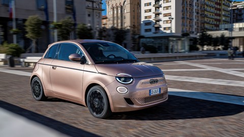 Neuer Fiat 500 vom Magazin GQ als „City Car 2022“ ausgezeichnet.