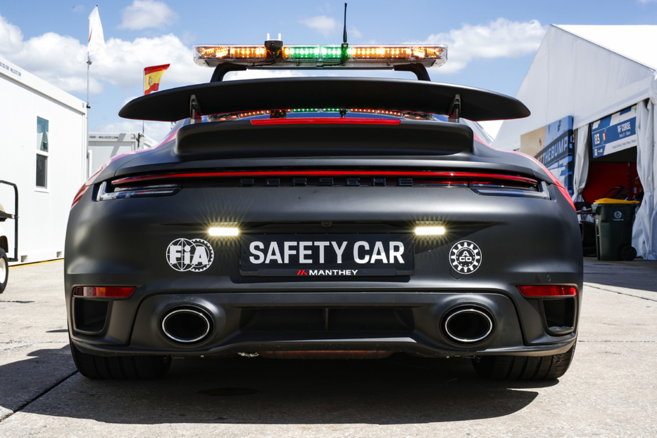 Porsche schickt zwei 911 Turbo S als "Safety Cars" auf Weltreise.