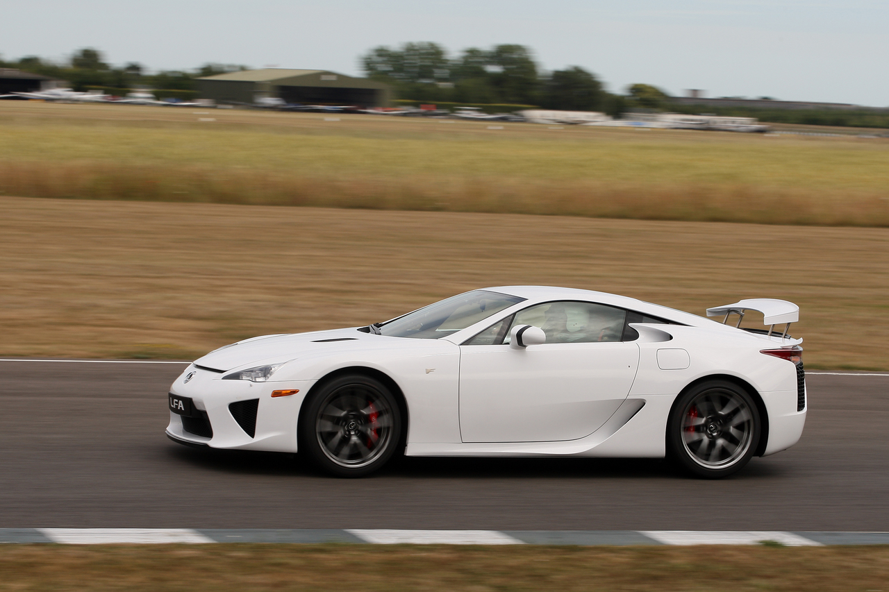 100 beeindruckende Fakten: Mit dem Lexus LFA wurde der Supersportwagen neu definiert.