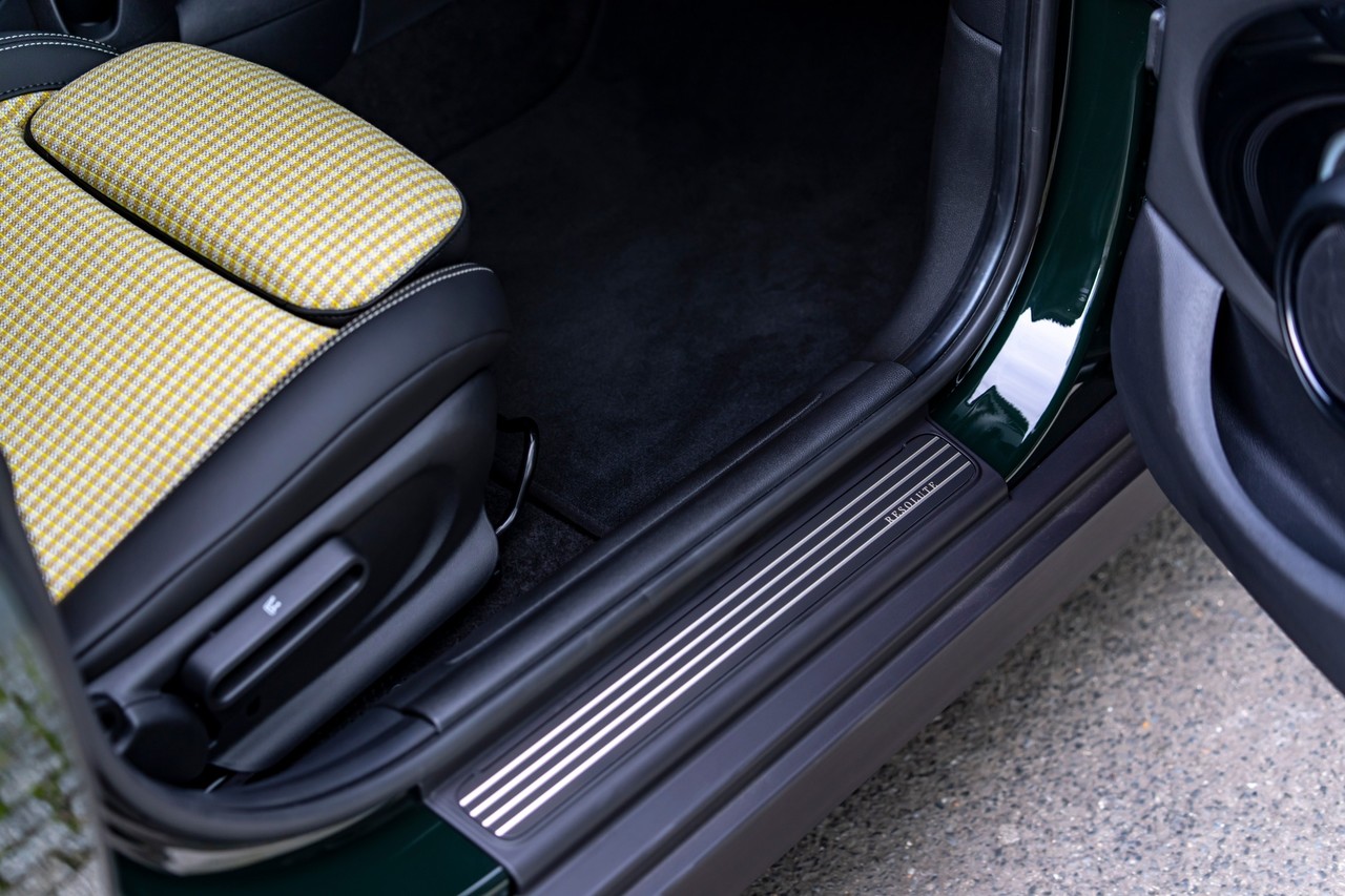 Mehr Raum, mehr Komfort, mehr Klasse: Der MINI Cooper 5-Türer in der Resolute Edition.