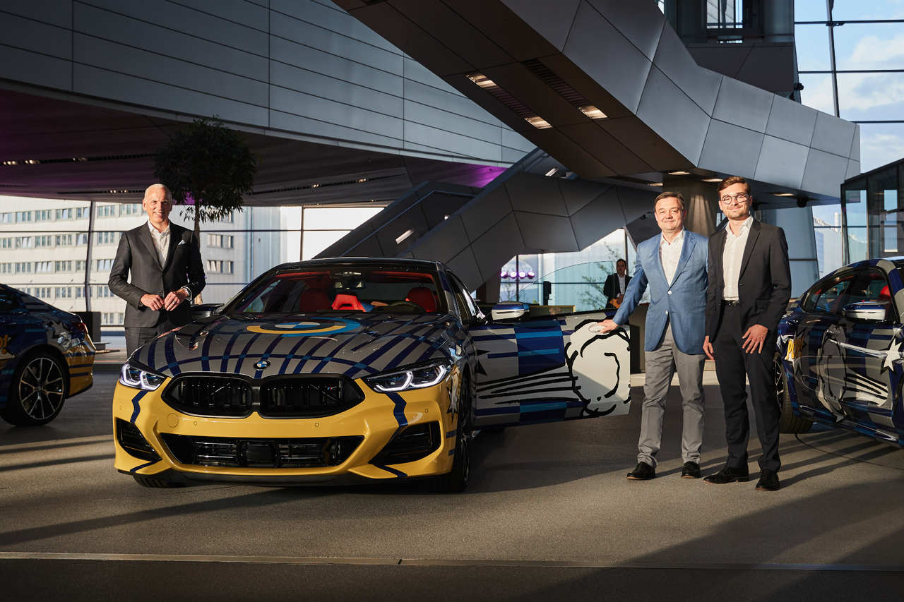 THE 8 X JEFF KOONS: Exklusive Auslieferung der ersten Exemplare in Deutschland in der BMW Welt.