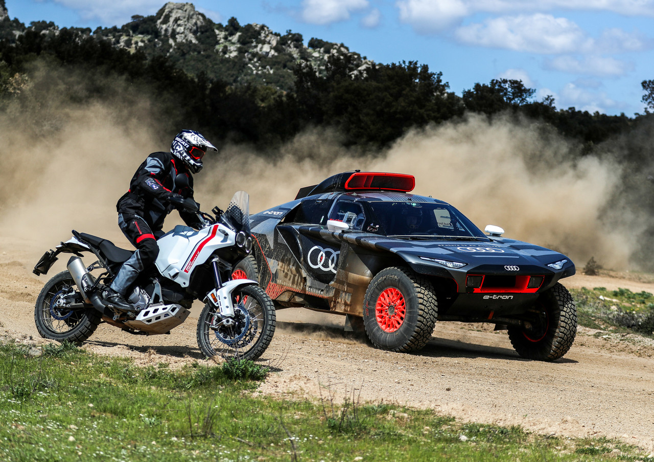 Doppelte Premiere: Audi und Ducati begeistern bei Offroad-Event.