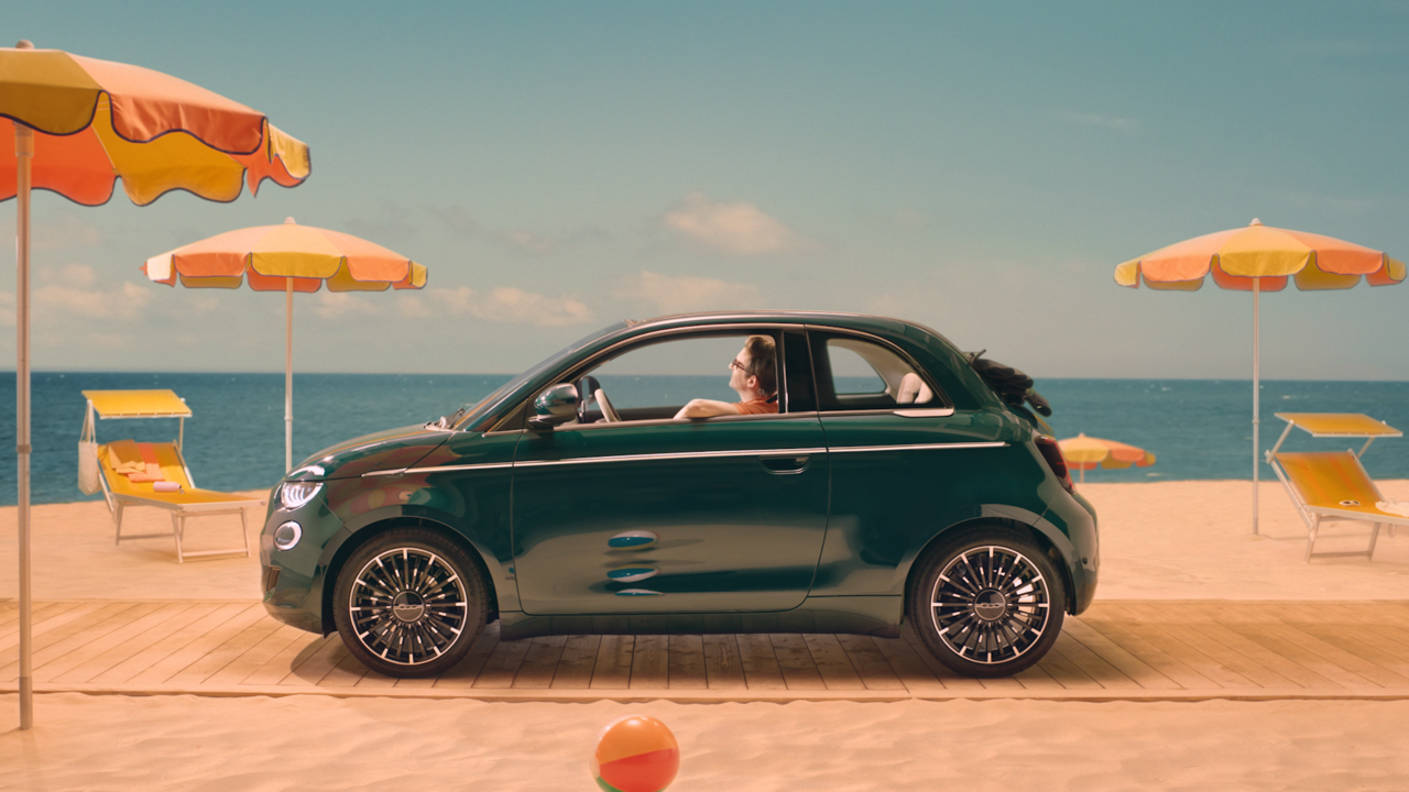 Der neue Fiat 500 feiert die italienische Schönheit mit der neuen Kampagne "Dolce Vita by Design".