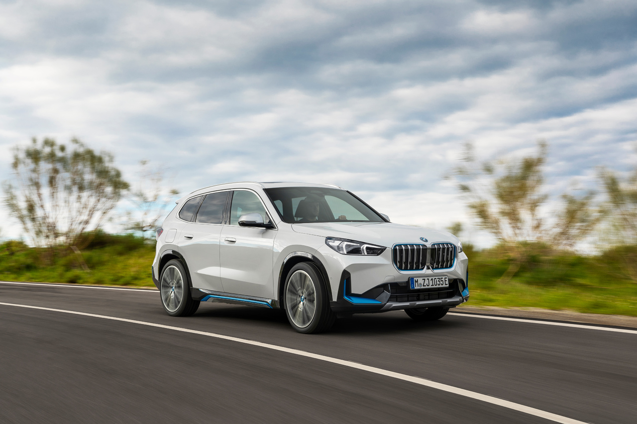Der neue BMW X1 und der erste BMW iX1.