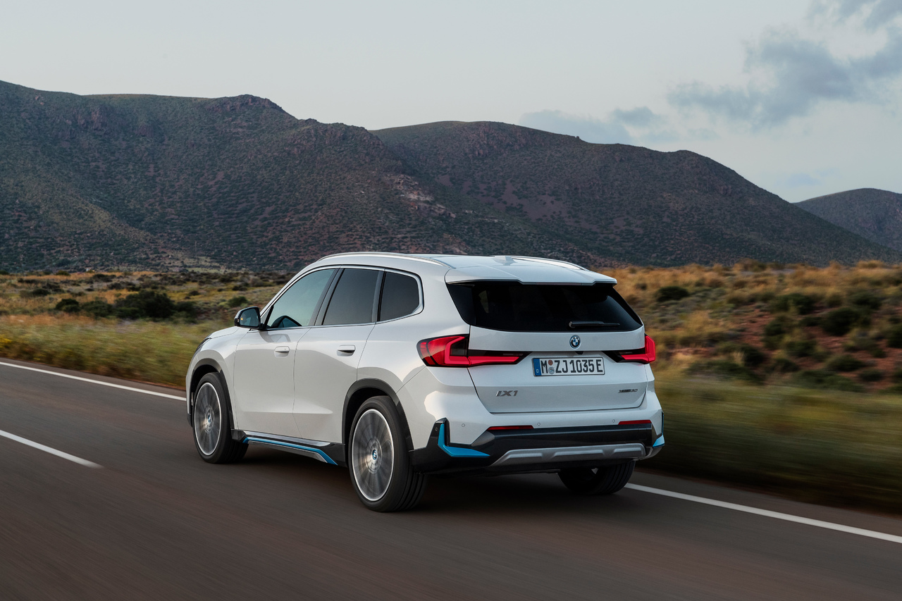 Der neue BMW X1 und der erste BMW iX1.