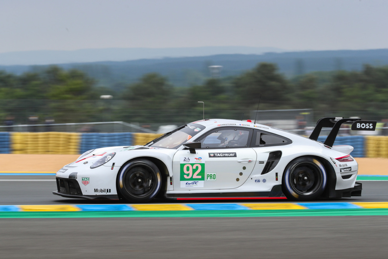 24 Sunden von Le Mans 2022: Porsche GT Team optimiert am offiziellen Testtag das Setup des 911 RSR.