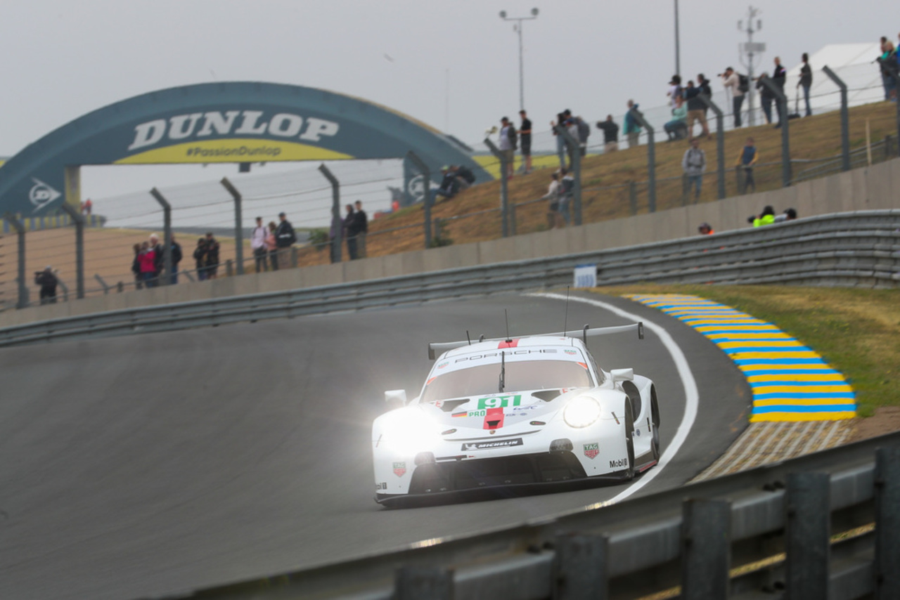 24 Sunden von Le Mans 2022: Porsche GT Team optimiert am offiziellen Testtag das Setup des 911 RSR.