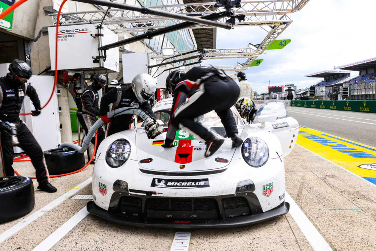 24 Sunden von Le Mans 2022: Porsche GT Team optimiert am offiziellen Testtag das Setup des 911 RSR.
