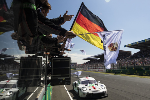 Porsche RSR GT3 2022 Le Mans sieger Motorsport-Video.jpg