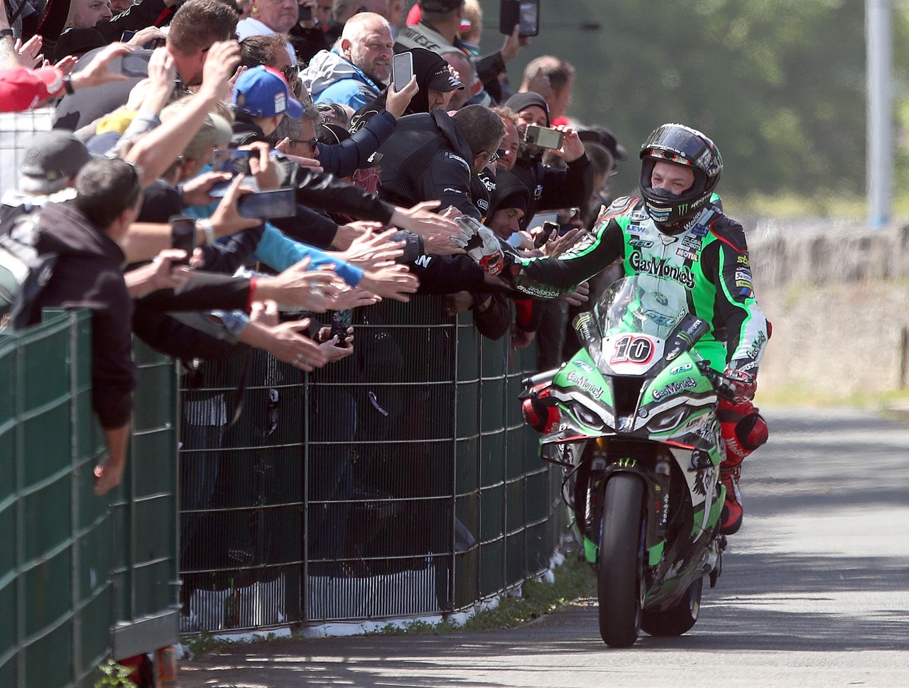 Hattrick mit der BMW M 1000 RR: Peter Hickman gewinnt auch die Senior TT auf der Isle of Man.