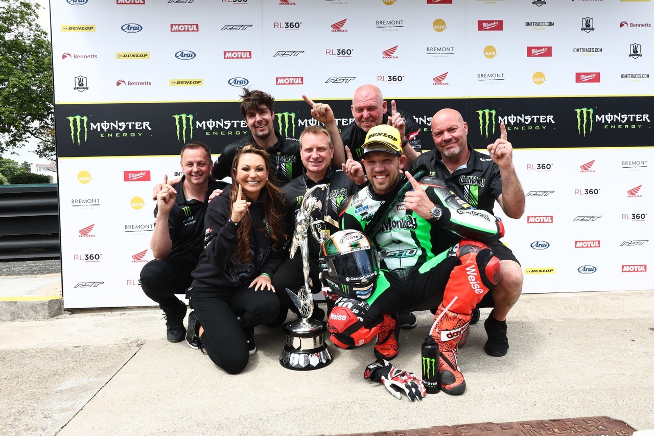 Hattrick mit der BMW M 1000 RR: Peter Hickman gewinnt auch die Senior TT auf der Isle of Man.
