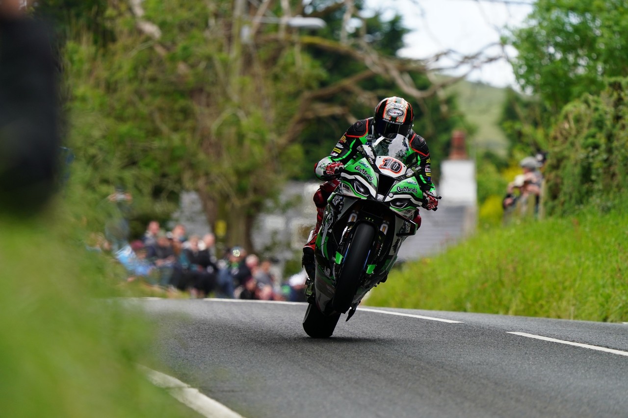 Hattrick mit der BMW M 1000 RR: Peter Hickman gewinnt auch die Senior TT auf der Isle of Man.