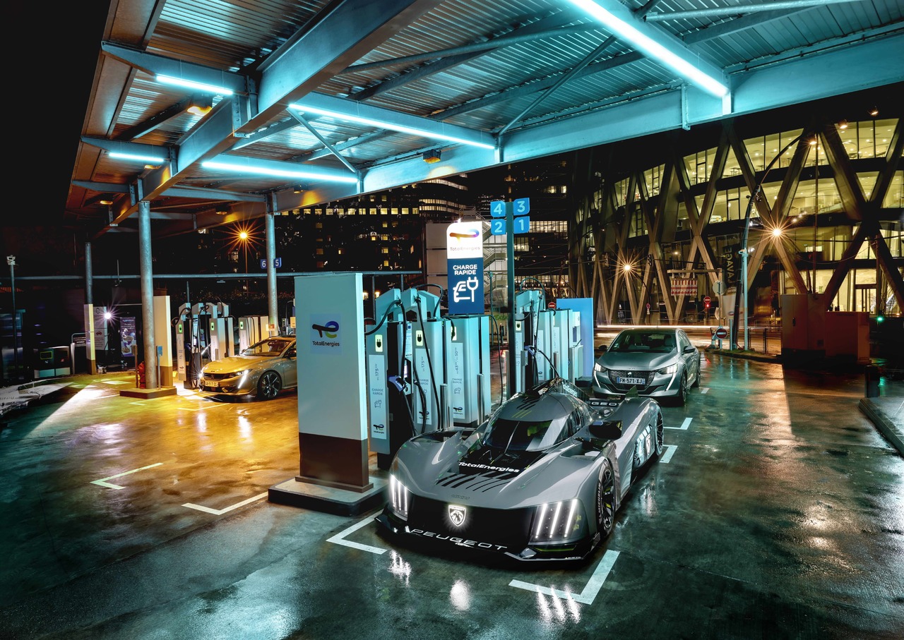 DER 9X8 HYPERCAR: KOMPLETT ELEKTRIFIZIERT VON PEUGEOT.