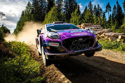 Gus Greensmith (GB) und Jonas Andersson (SWE) vom Team M-Sport Ford WRT Rallye-Weltmeisterschaft Finnland Jyvasküla.jpg