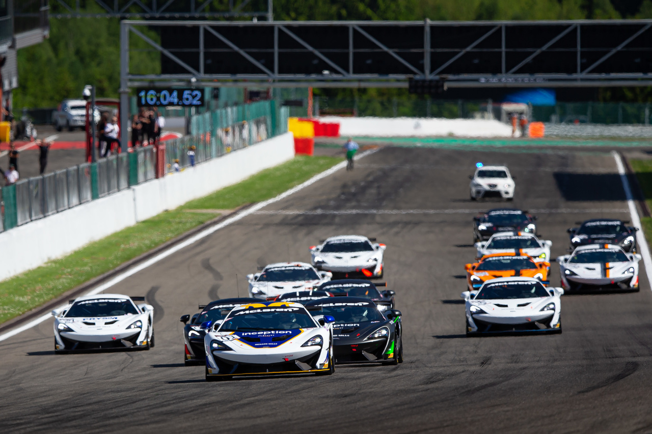 Neue Pro-Am McLaren Trophy-Meisterschaft mit maßgeschneidertem Artura-Rennwagen bei GT World Challenge Europe-Veranstaltungen im Jahr 2023.