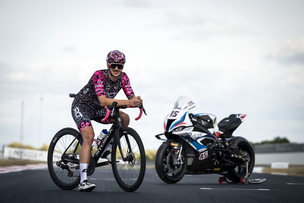 Leidenschaft für zwei Räder: Scott Redding und die perfekte Kombination aus Superbike und Rennradfahren.