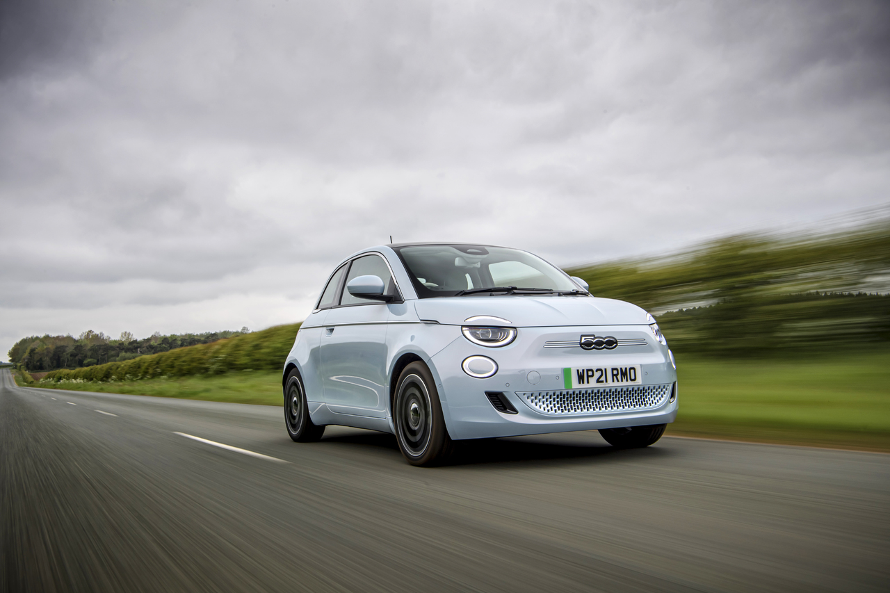Der neue 500 wird bei den What Car? 2022 Electric Car Awards zum zweiten Mal in Folge als bestes kleines Elektroauto" ausgezeichnet.