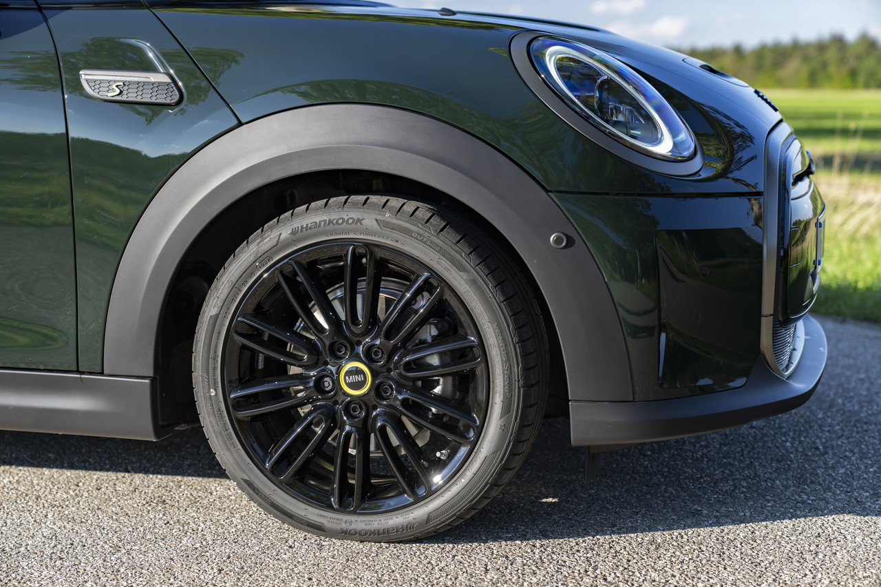 Elegant und exklusiv: Neue Farbkombination für den MINI Cooper SE in der Resolute Edition.