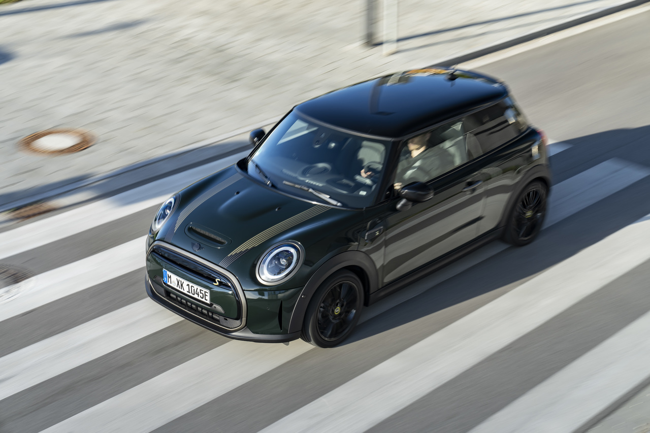 Elegant und exklusiv: Neue Farbkombination für den MINI Cooper SE in der Resolute Edition.