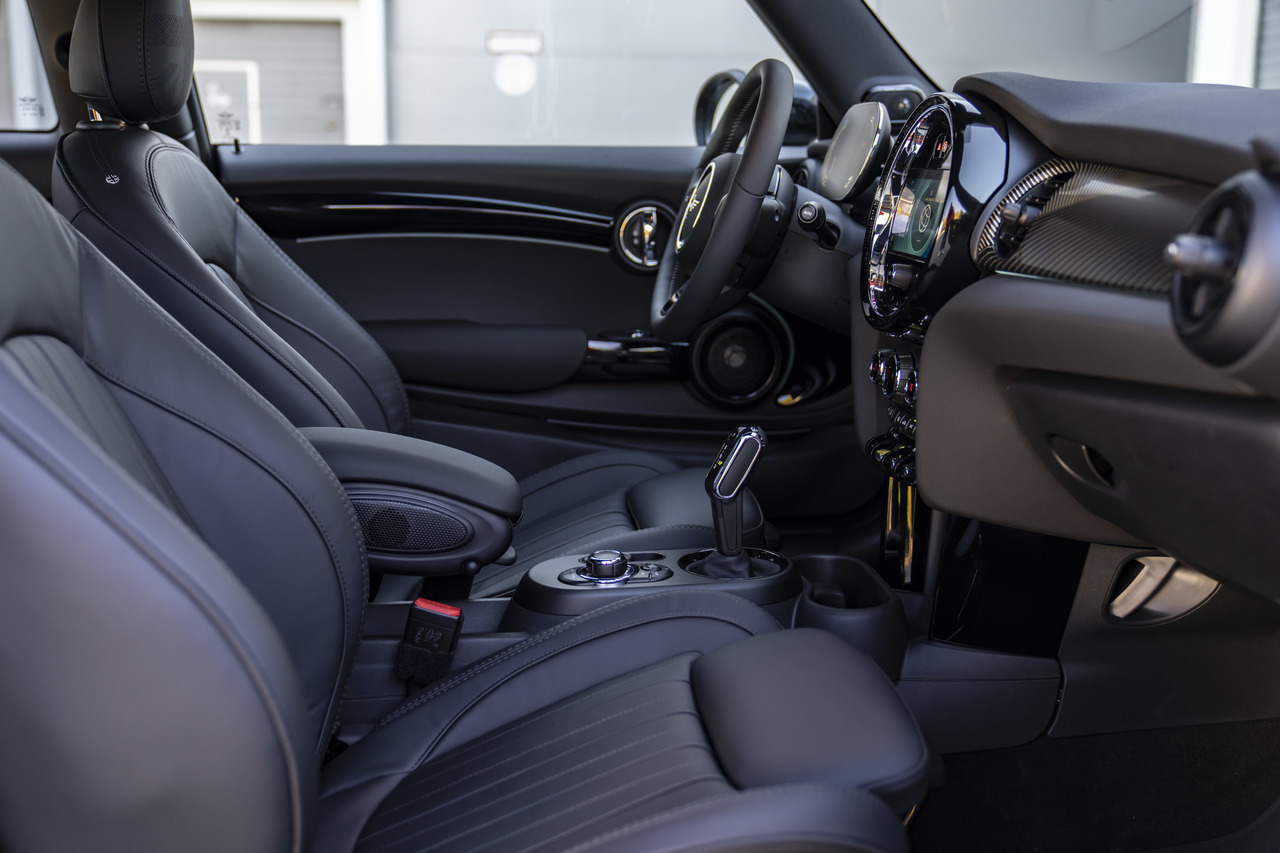 Elegant und exklusiv: Neue Farbkombination für den MINI Cooper SE in der Resolute Edition.