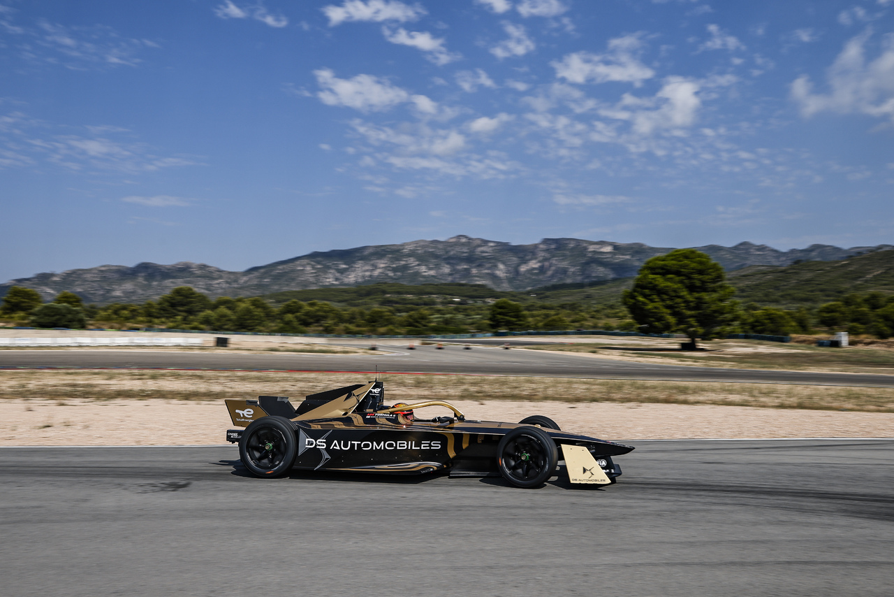DS PENSKE: DS Automobiles kooperiert mit PENSKE AUTOSPORT und rekrutiert Weltmeister Stoffel Vandoorne für die Formel E.