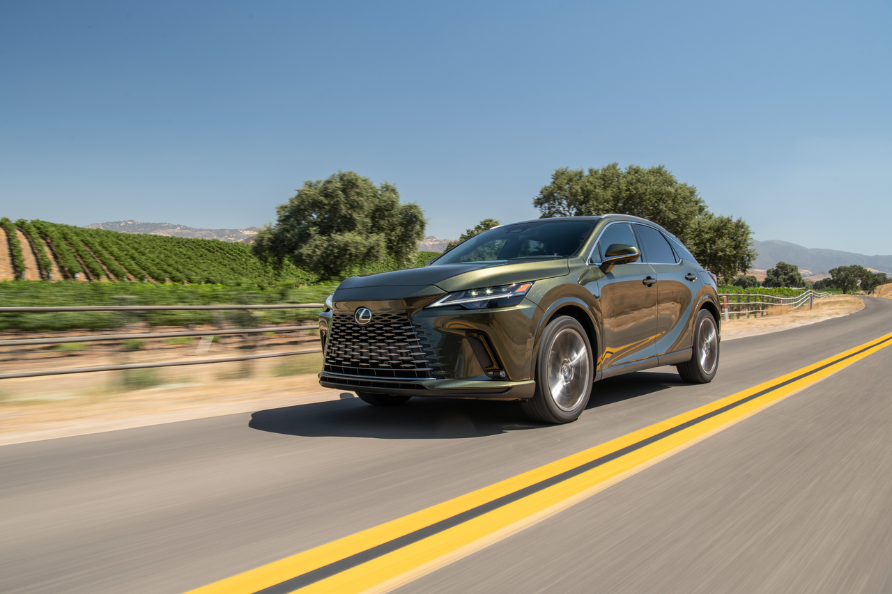 Mit neuem Lexus RX 450h+ sorgenfrei stromern: Bis zu 90 Kilometer rein elektrisch unterwegs