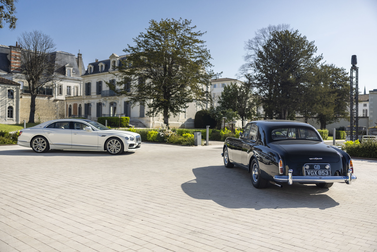 BENTLEY ZELEBRIERT VERGANGENHEIT UND GEGENWART AUF EUROPAS GRÖSSTEM OLDTIMERMARKT.