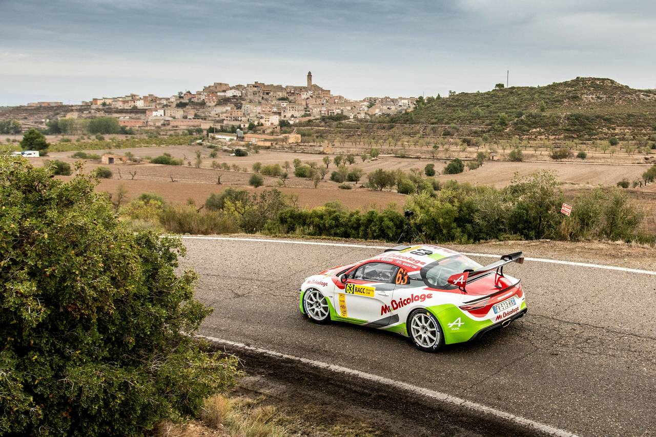 Alpine holt 2022 erneut den Sieg im FIA R-GT Cup.