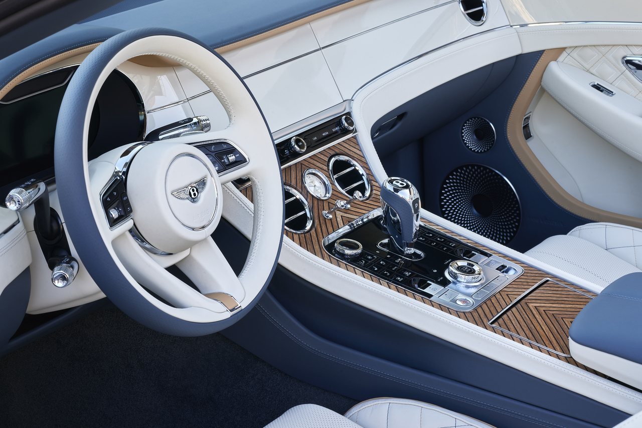 EXKLUSIVE BENTLEY MULLINER TRIO DER GT CONVERTIBLE RIVIERA KOLLEKTION FEIERT DAS BESTE DER YACHTINDUSTRIE.
