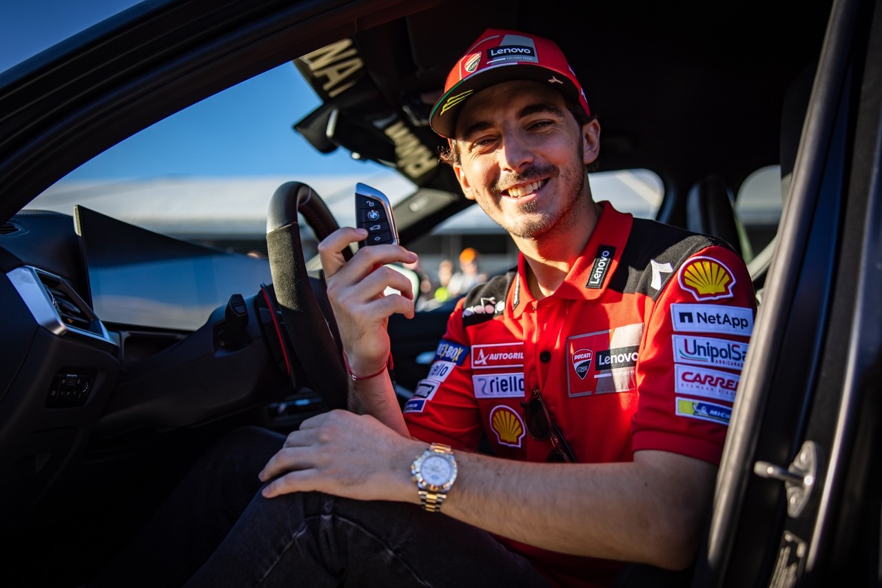 BMW M Award 2022: Francesco „Pecco“ Bagnaia gewinnt den begehrten Preis als schnellster MotoGP™-Qualifier der Saison.