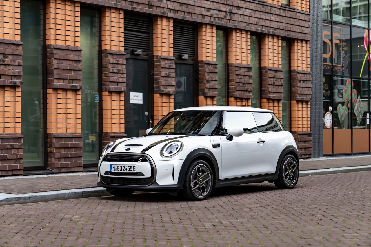 Die Zukunft trägt Polarweiß – Der MINI Cooper SE Resolute Edition in Nanuq White.