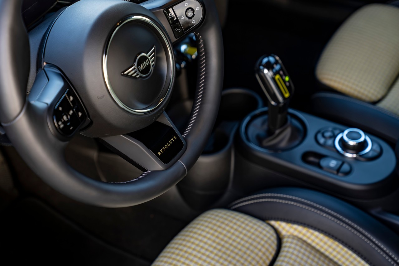 Die Zukunft trägt Polarweiß – Der MINI Cooper SE Resolute Edition in Nanuq White.