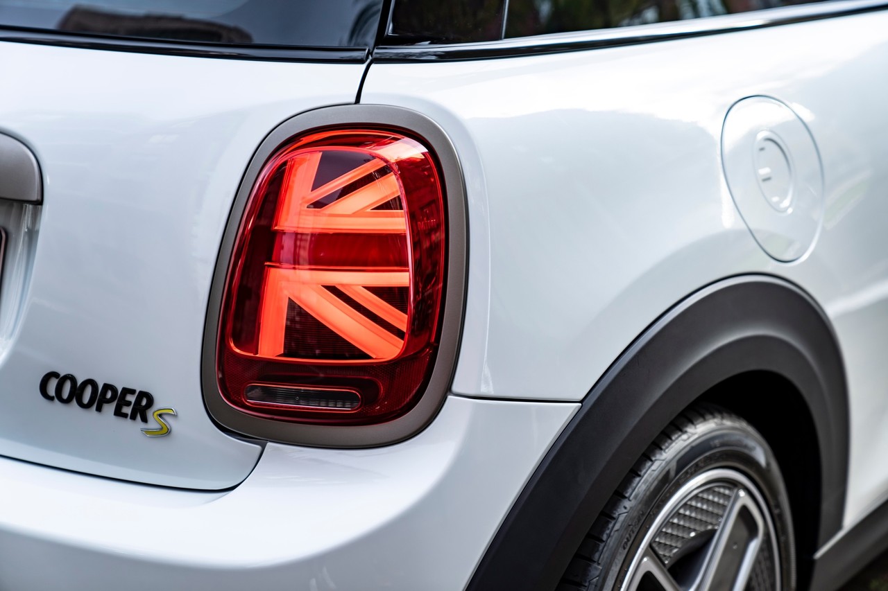 Die Zukunft trägt Polarweiß – Der MINI Cooper SE Resolute Edition in Nanuq White.