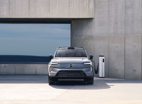 Volvo_EX90_Recharge_Ladestation_Frontaufnahme.jpg