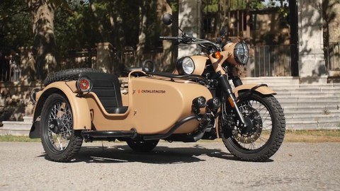 Modern meets classic Das CHANGJIANG-Gespann in der Ausführung „Pekin Express“ mit LED-Leuchten, gefederten Satteln, Rückwartsgang und Twin-Motor mit...  By Iwan-Bikes.jpg