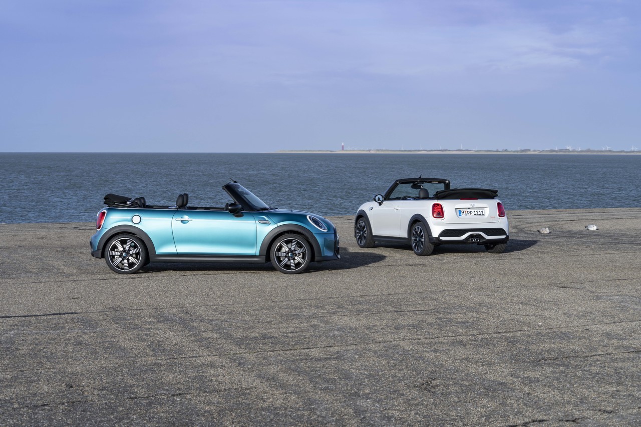 Blau wie das Meer, traumhaft Weiß wie der Strand: Das MINI Cabrio in der Seaside Edition.